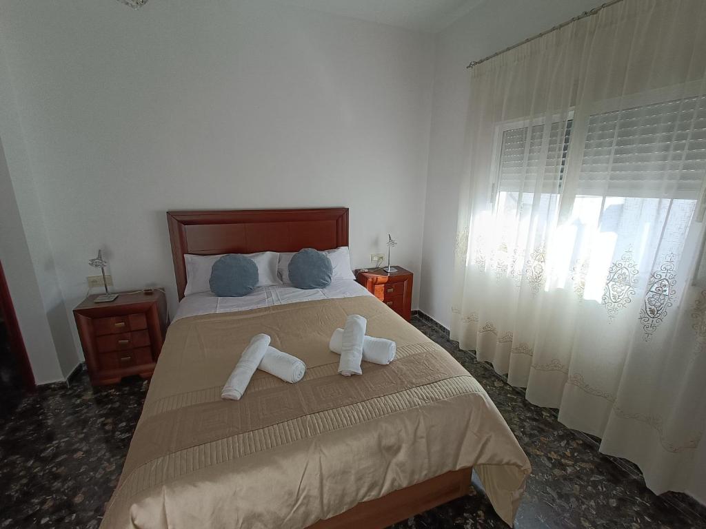 - une chambre avec 2 serviettes sur un lit dans l'établissement Mi Carmela, à Cenes de la Vega