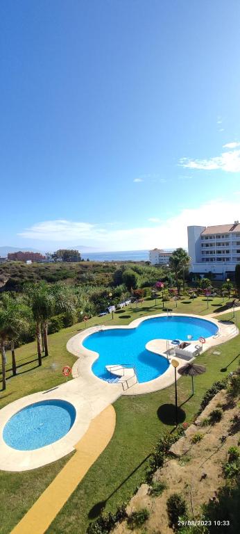 een uitzicht over een zwembad in een resort bij Aldea beach 3 in Manilva