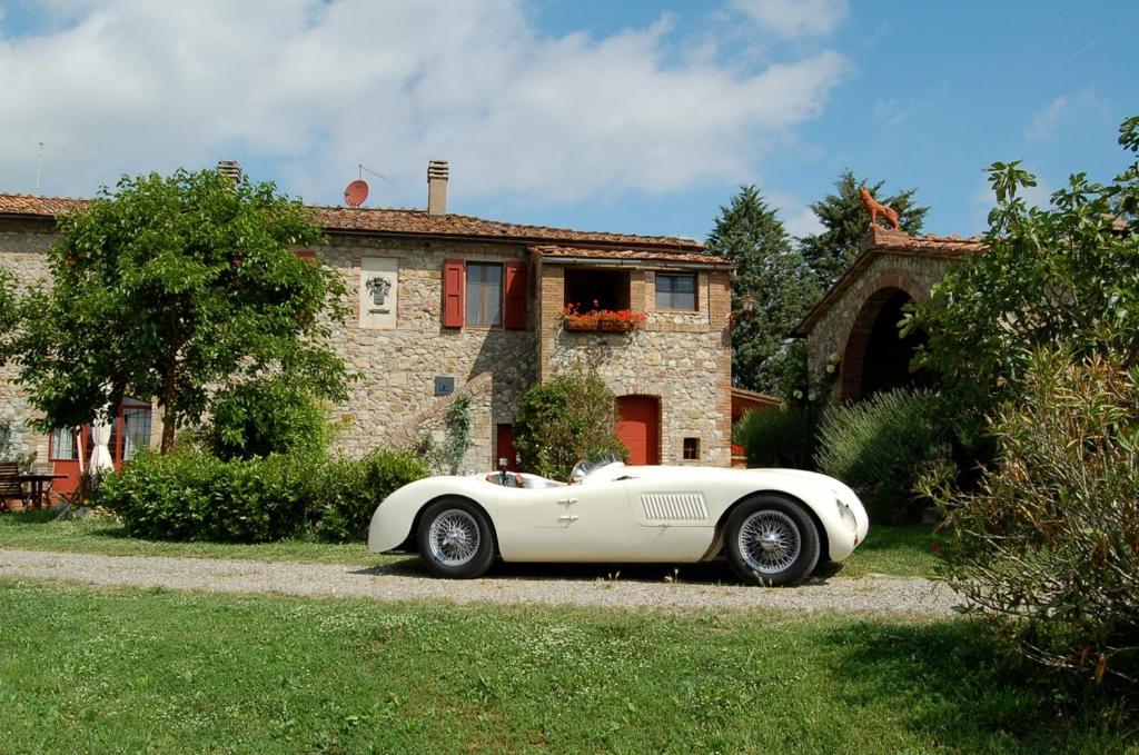 un coche blanco estacionado frente a una casa en Villa San Ansanino-Piscina privata en Pari