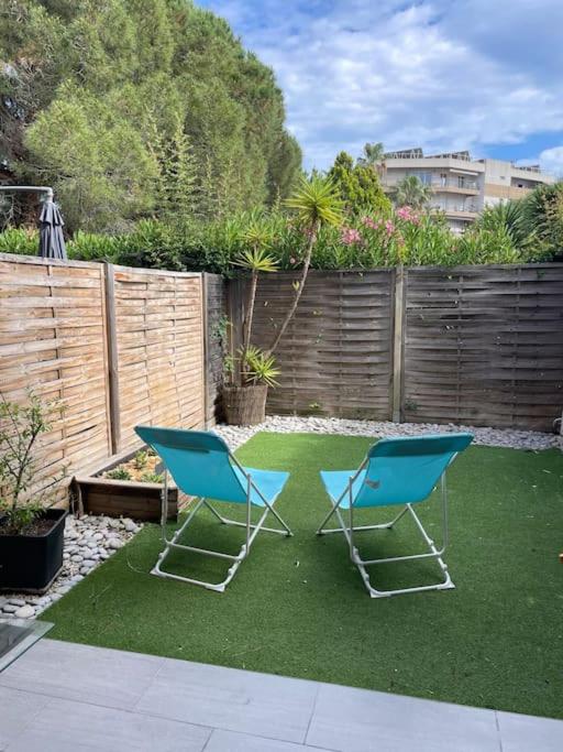 2 chaises et une table dans l'arrière-cour dans l'établissement Appt en RDJ à 2 min de la plage, à Antibes