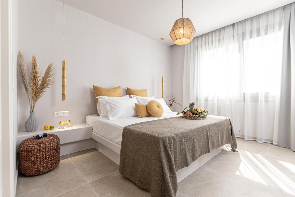 - une chambre blanche avec un lit et une fenêtre dans l'établissement Eartha Horizon Villas, à Naxos Chora