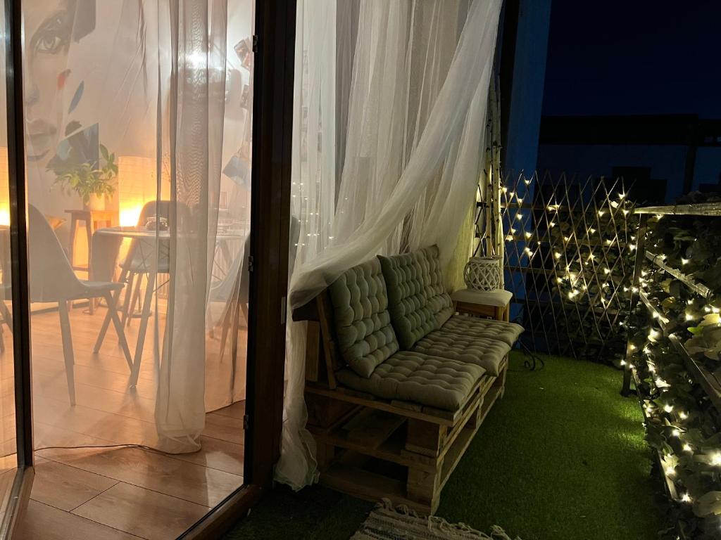 uma sala de estar com um sofá e luzes de Natal em Magician’s House with it’s own parking em Bucareste