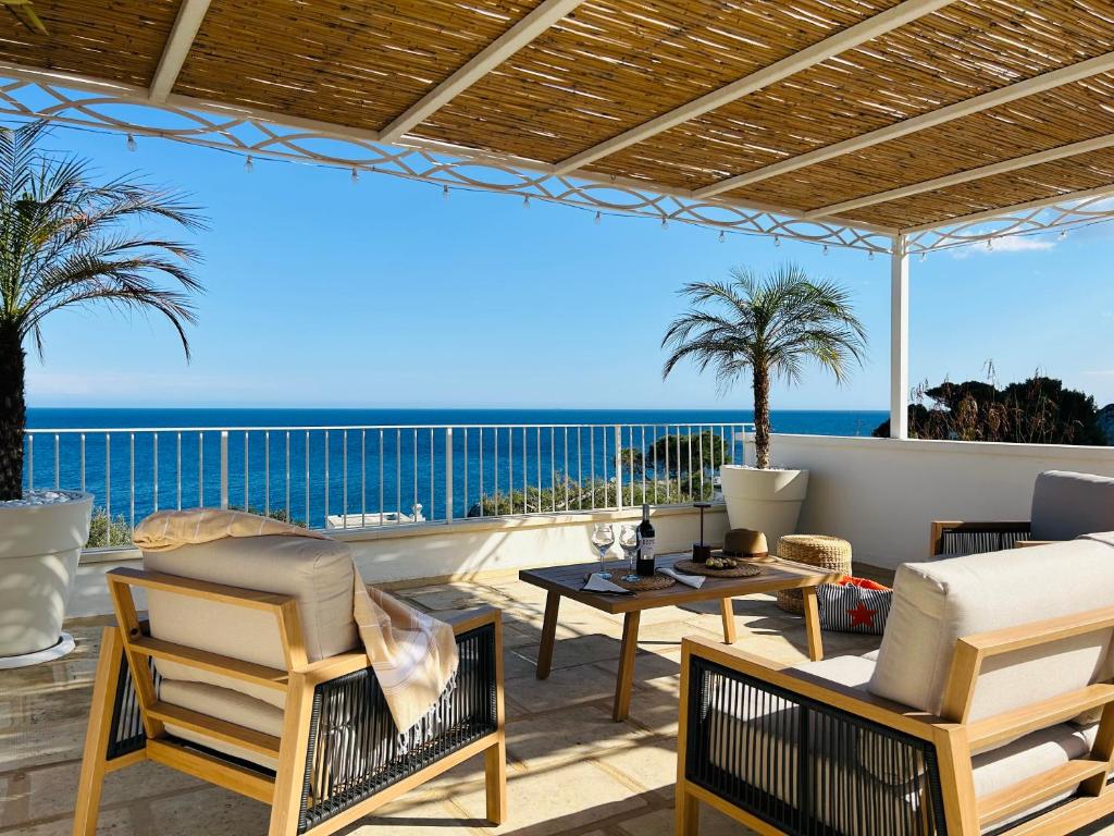 d'une terrasse avec vue sur l'océan. dans l'établissement Cottage Vittoria - Marina di Novaglie, à Gagliano del Capo