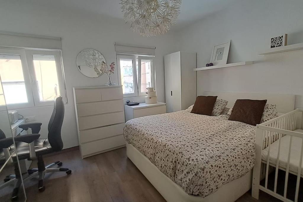 a bedroom with a bed and a desk and a chair at Acogedor apartamento en el centro in Almería