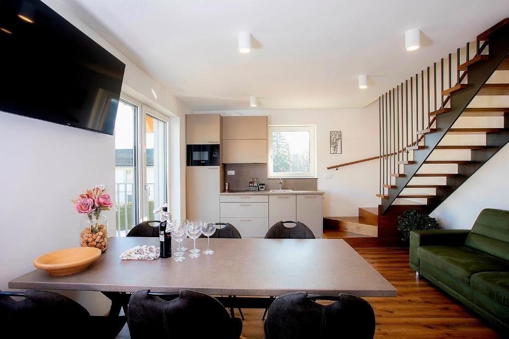 Il comprend un salon avec une table à manger et une cuisine. dans l'établissement Green House Bled, à Bled