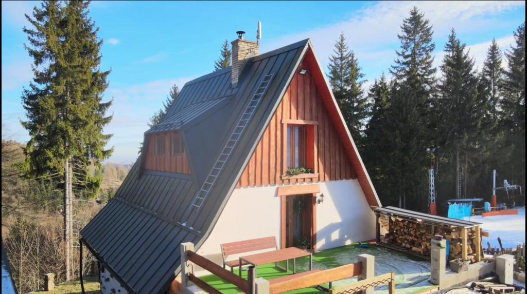 a small house with a gambrel roof at U Cejhonů in Měděnec