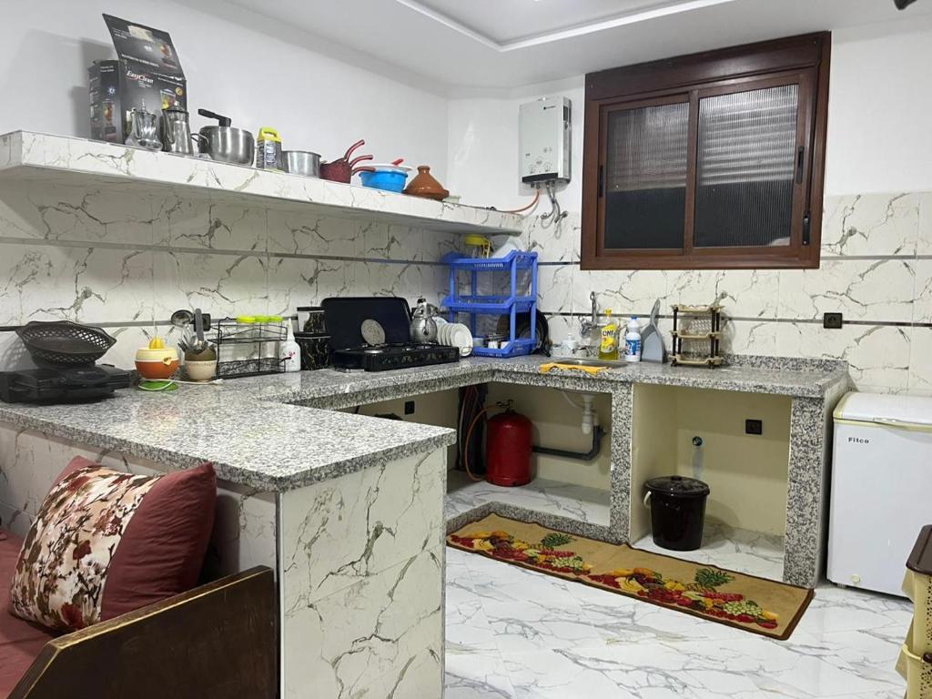 a kitchen with marble counter tops and a counter top at شقة تتوفر على جميع شروط الراحة و الامان in Benguerir