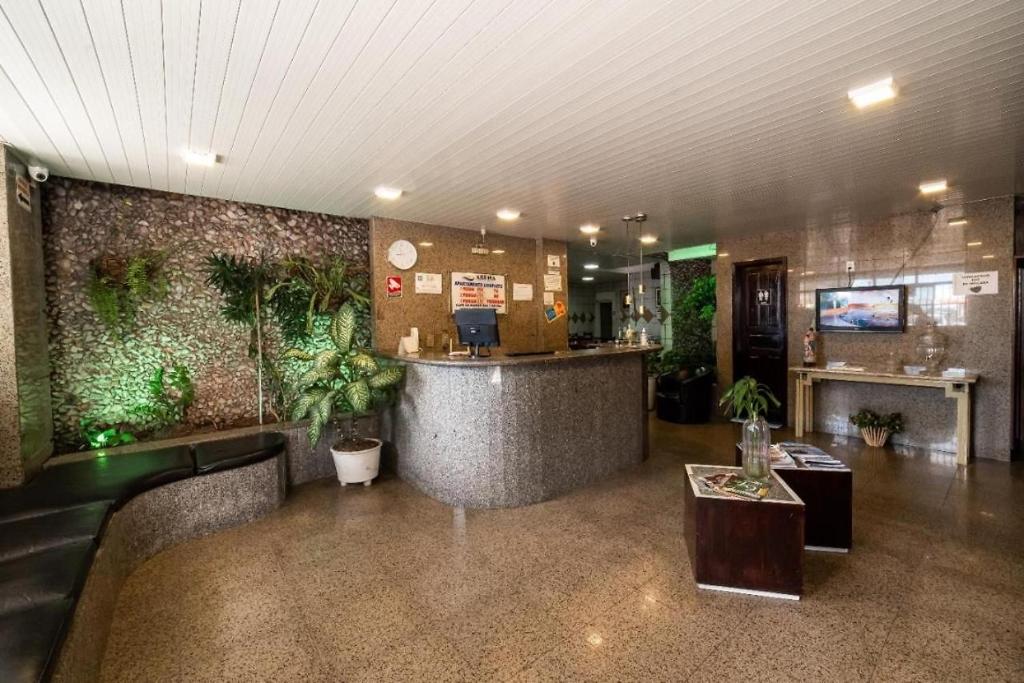 um lobby com um bar com plantas na parede em HOTEL CENTRAL DE FORTALEZA em Fortaleza