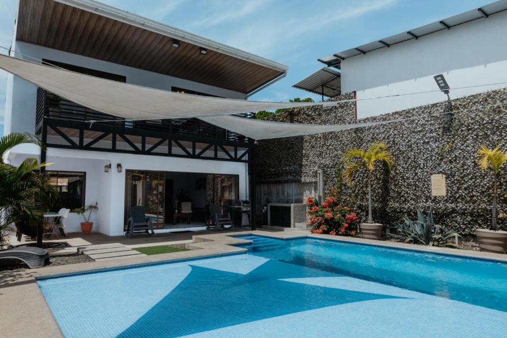ein Pool vor einem Haus in der Unterkunft Private home with resort style swimming pool in Jacó