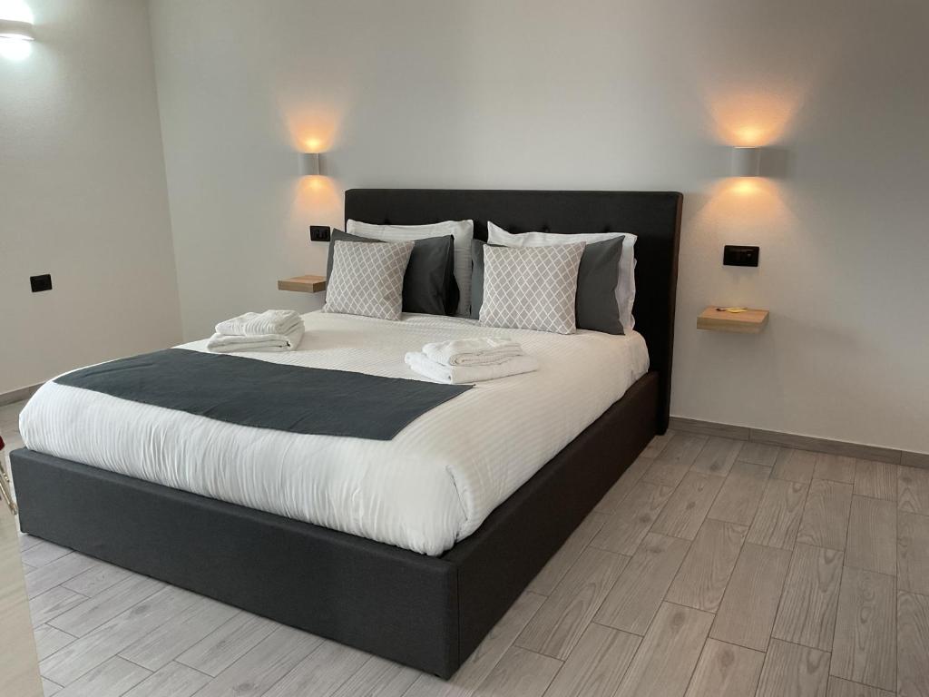 una camera da letto con un grande letto con testiera nera di Climy a Sestu