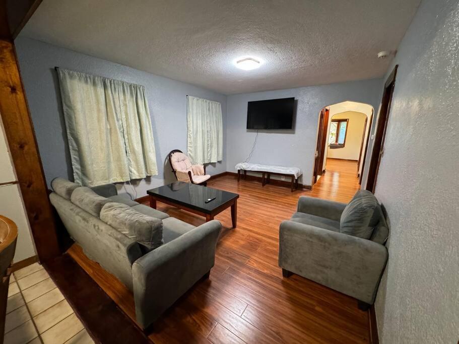sala de estar con 2 sofás y TV en Comfy getaway at falls!, en Niagara Falls