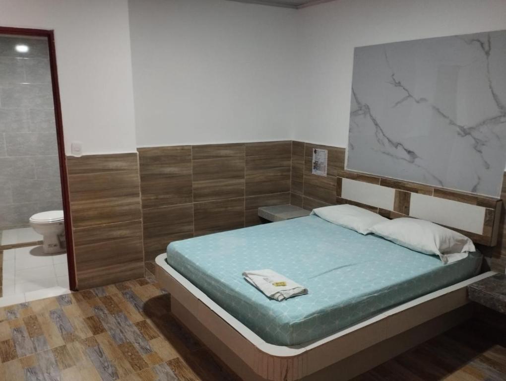 1 dormitorio con cama y aseo en Hotel La Manzana, en Sevilla