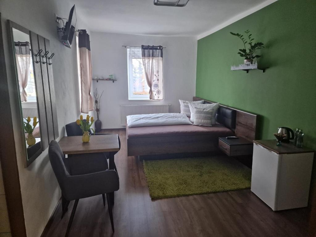 Postel nebo postele na pokoji v ubytování Penzion u Jezevce