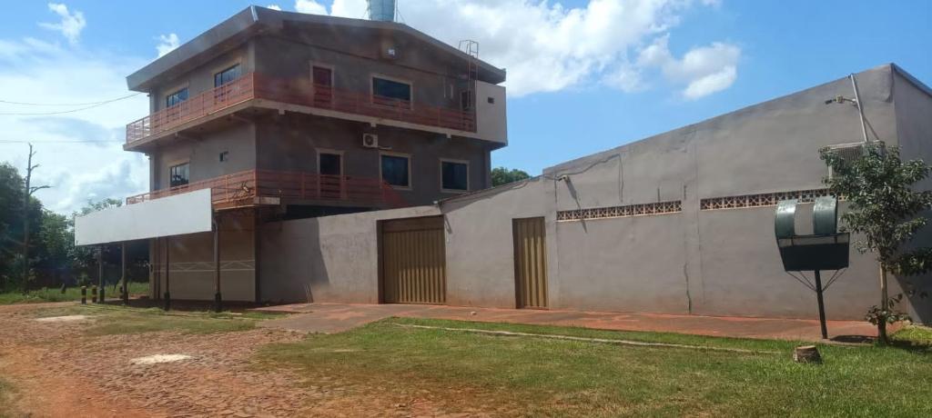 un edificio con una torre a un lado. en Ñande renda en Ciudad del Este