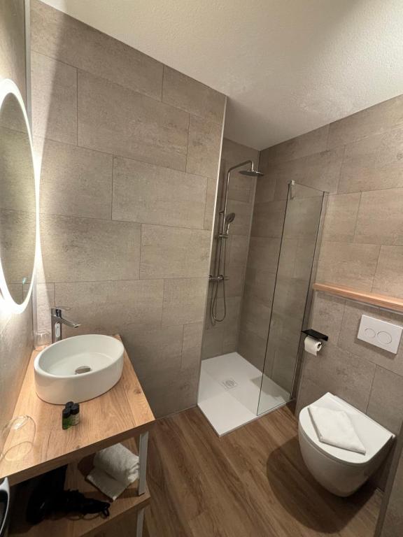 Koupelna v ubytování Acapella Hotel