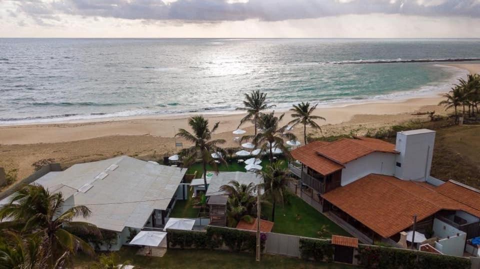 una vista aérea de una casa junto a la playa en Tabatinga Beach Hotel, en Nísia Floresta
