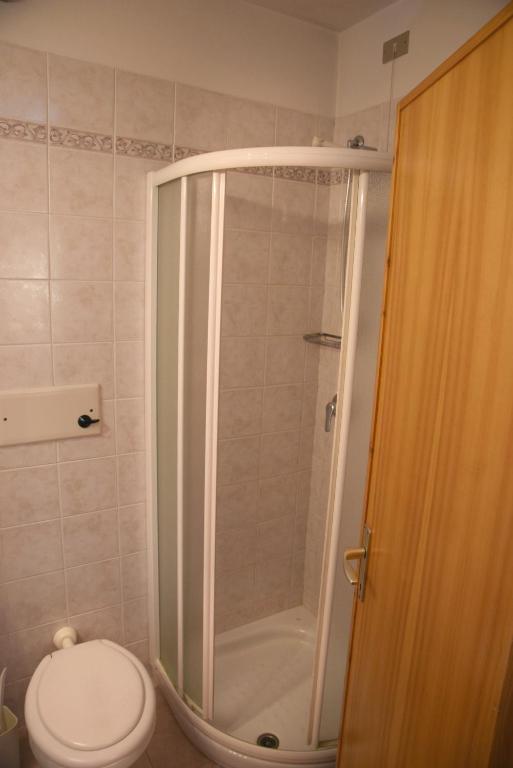W łazience znajduje się prysznic i toaleta. w obiekcie Hostel San Matteo w mieście Santa Caterina Valfurva