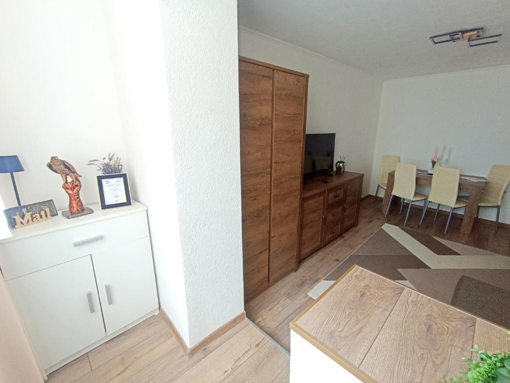 sala de estar con TV y mesa en Apartament Eagle, en Predeal