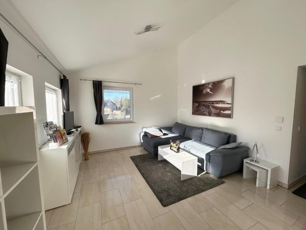 un soggiorno con un divano e un tavolo di Ferienwohnung Familie Sobierajczyk - Fewo unweit Ostsee a Blankenhagen