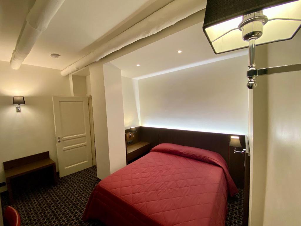 Postel nebo postele na pokoji v ubytování Gemelli Hotel
