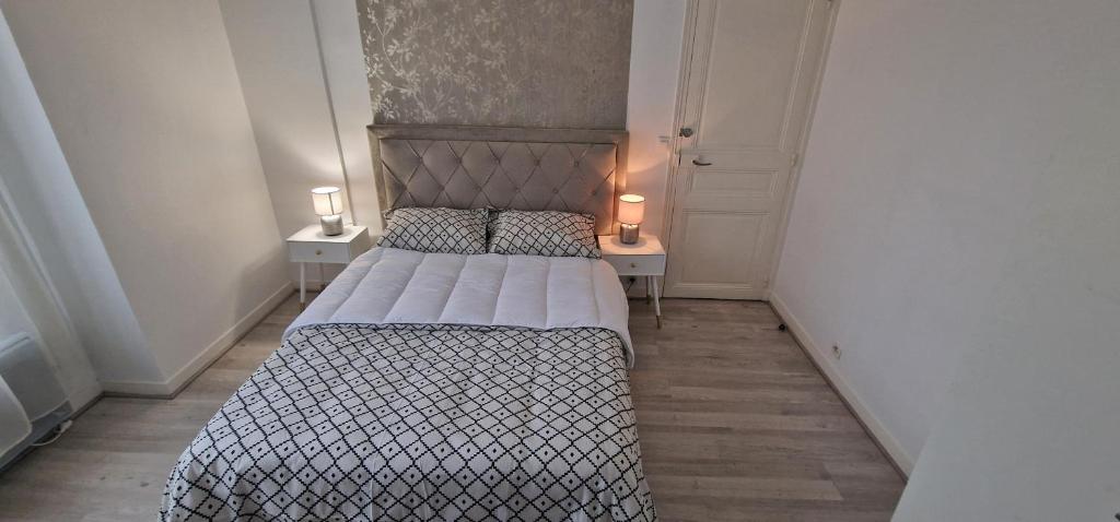 - une petite chambre avec 2 lits et 2 lampes dans l'établissement Appartement T2 porte la défense, à Colombes