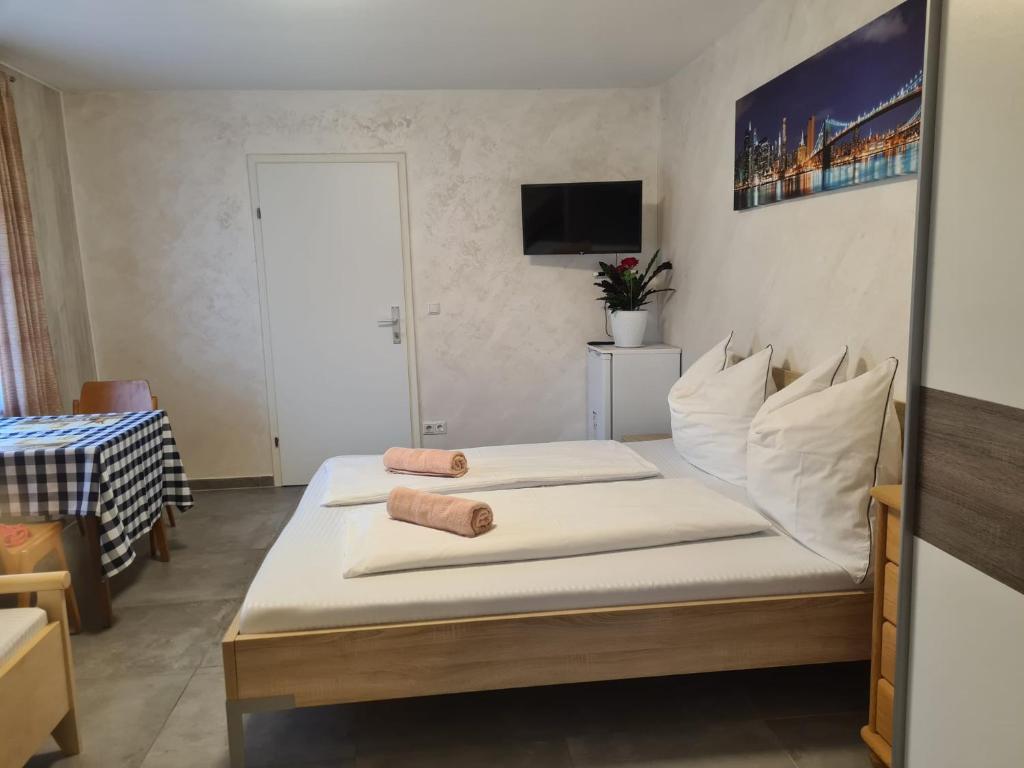 - une chambre avec un lit et 2 oreillers dans l'établissement kleine wohung, à Schwanenstadt