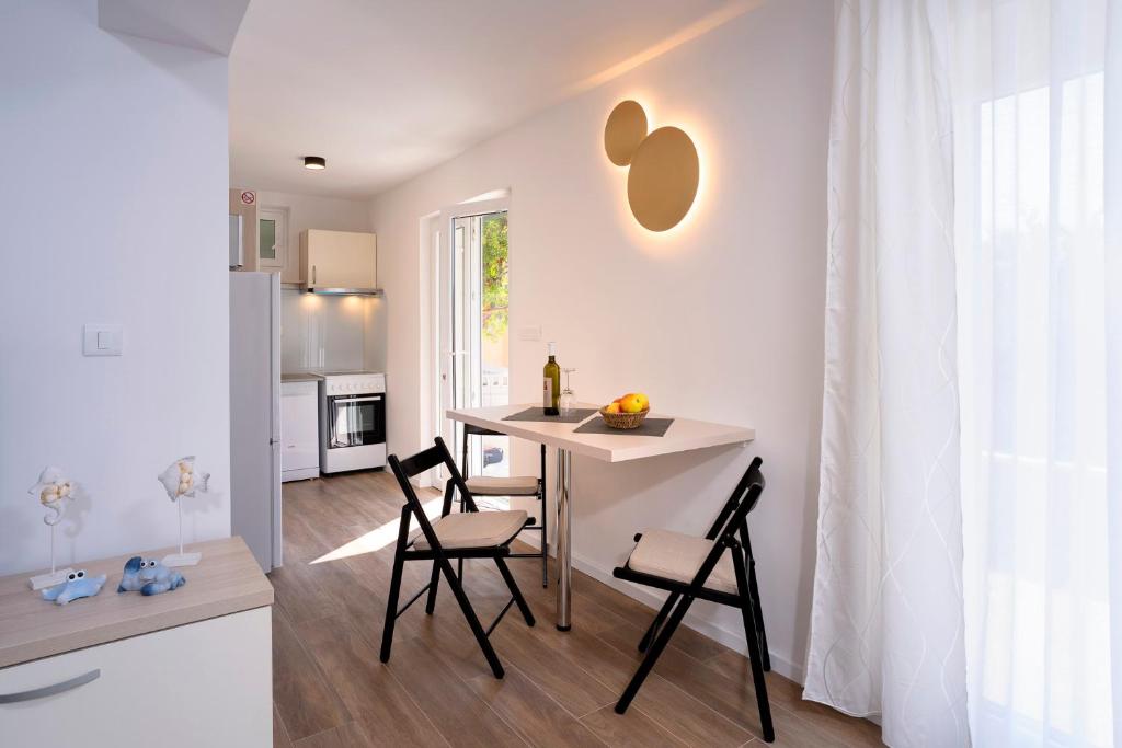 Big sunny terrace apartment Hvar