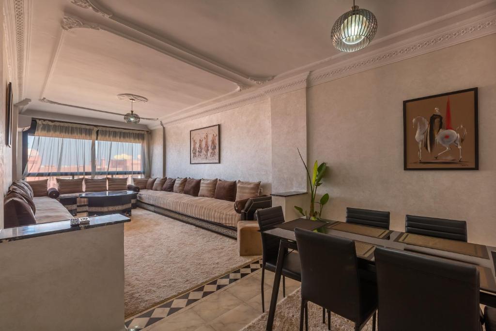 馬拉喀什的住宿－Appartement Authentique au Centre，客厅配有沙发和桌子