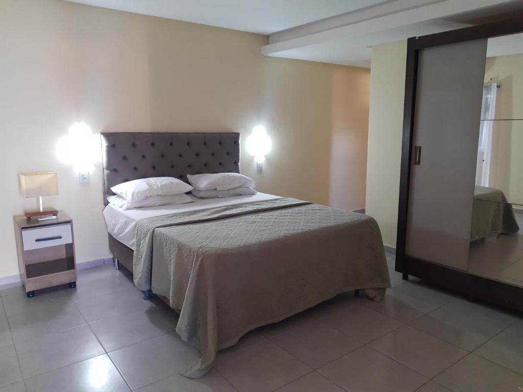 een slaapkamer met een groot bed met 2 kussens bij CASA COM PISCINA GARANHUNS in Garanhuns