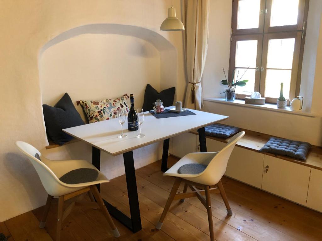 a dining room with a white table and chairs at Kleine Residenz in Weiden