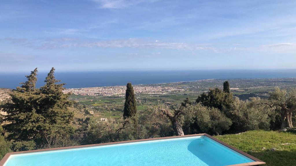 uma piscina com vista para o oceano em La Casa del Geco em Avola