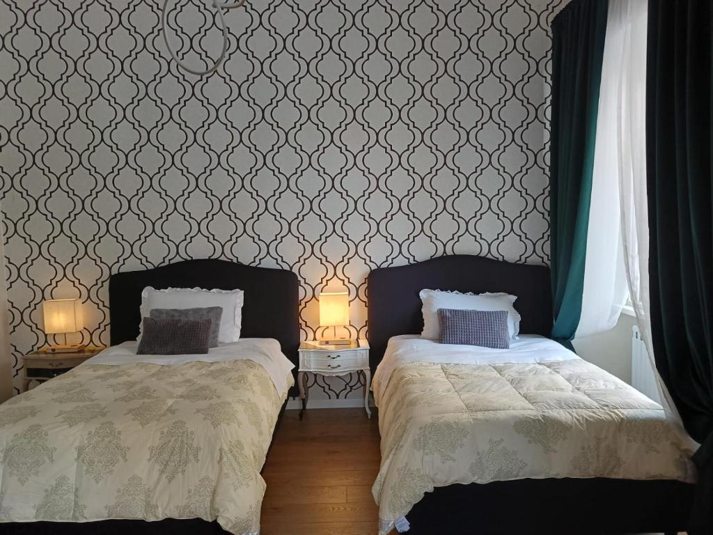 two beds sitting next to each other in a bedroom at Appartamento a uso turistico in Viterbo