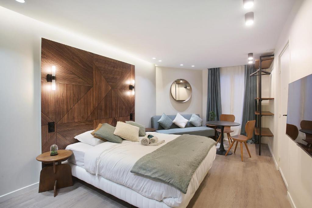 une chambre avec un grand lit et un canapé dans l'établissement Studio Sacré coeur by Studio prestige, à Paris