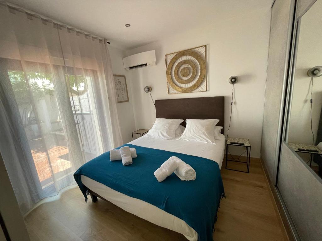 um quarto com uma cama com toalhas em Chambres d’hôtes Casarena em Porto-Vecchio