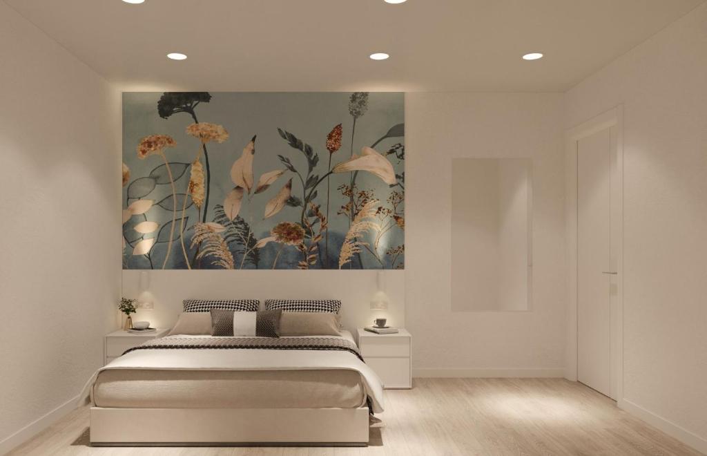 1 dormitorio con una gran pintura floral en la pared en Yusufhan Suites en Trabzon