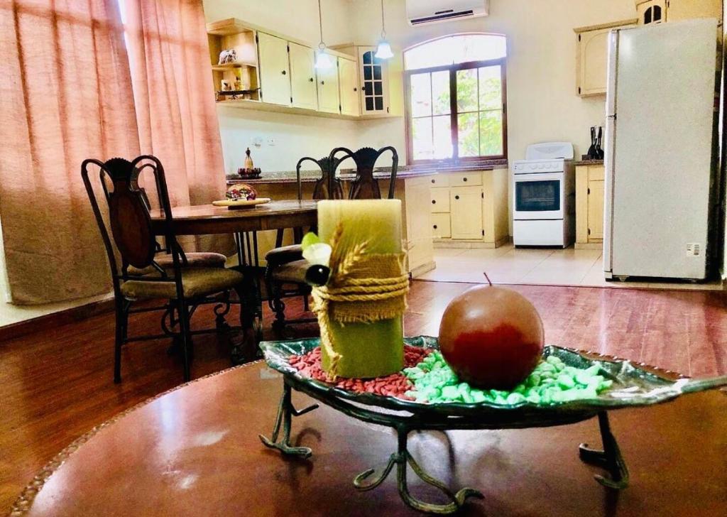 Apartamento Mayan Plaza في كوبان رويناس: مطبخ مع طاولة عليها تفاحة