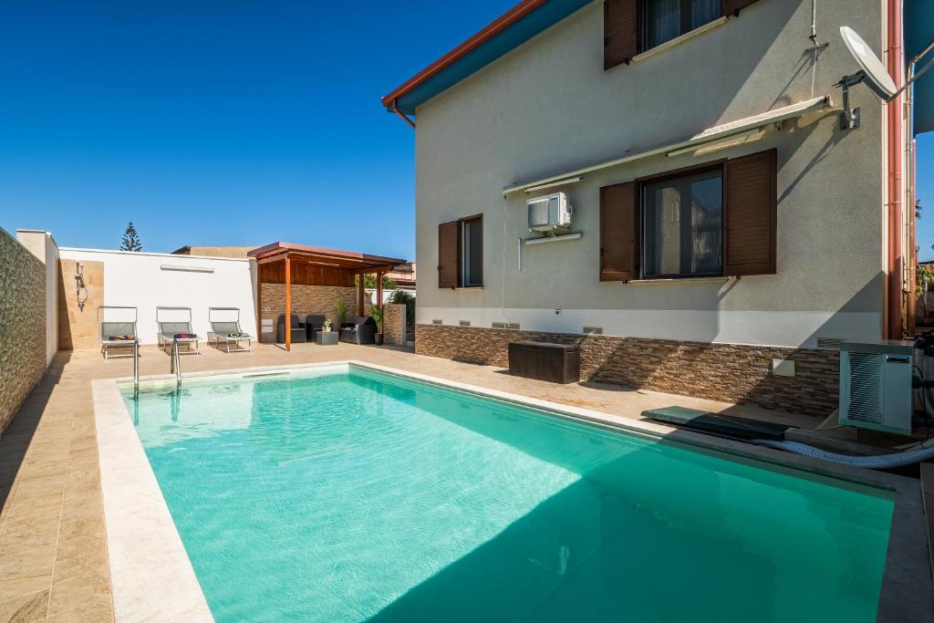 una piscina frente a una casa en Villa DellOmbra, en Alcamo