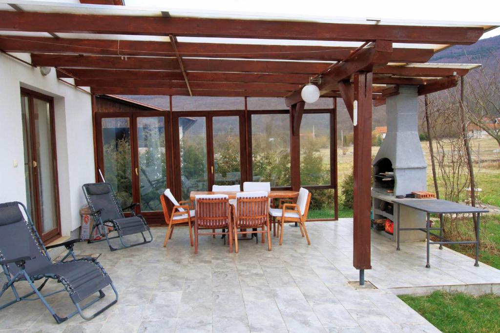 Patio alebo iná vonkajšia časť ubytovania Holiday Home Sinac