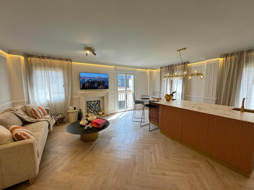 Una cocina y una sala de estar con un sofá y una mesa. en Luxury Cathedral Views in Seville, en Sevilla