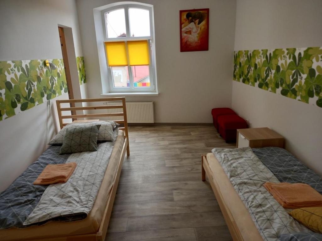 - une chambre avec 2 lits et une fenêtre dans l'établissement Twój Dom, à Mrągowo