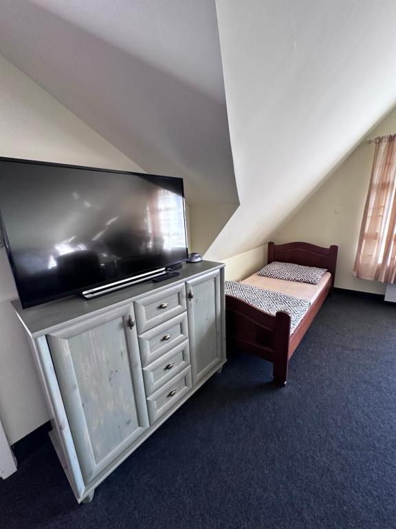 TV a/nebo společenská místnost v ubytování Willa Wicko - Międzyzdroje - apartamenty z aneksem - widok na Zalew Szczeciński