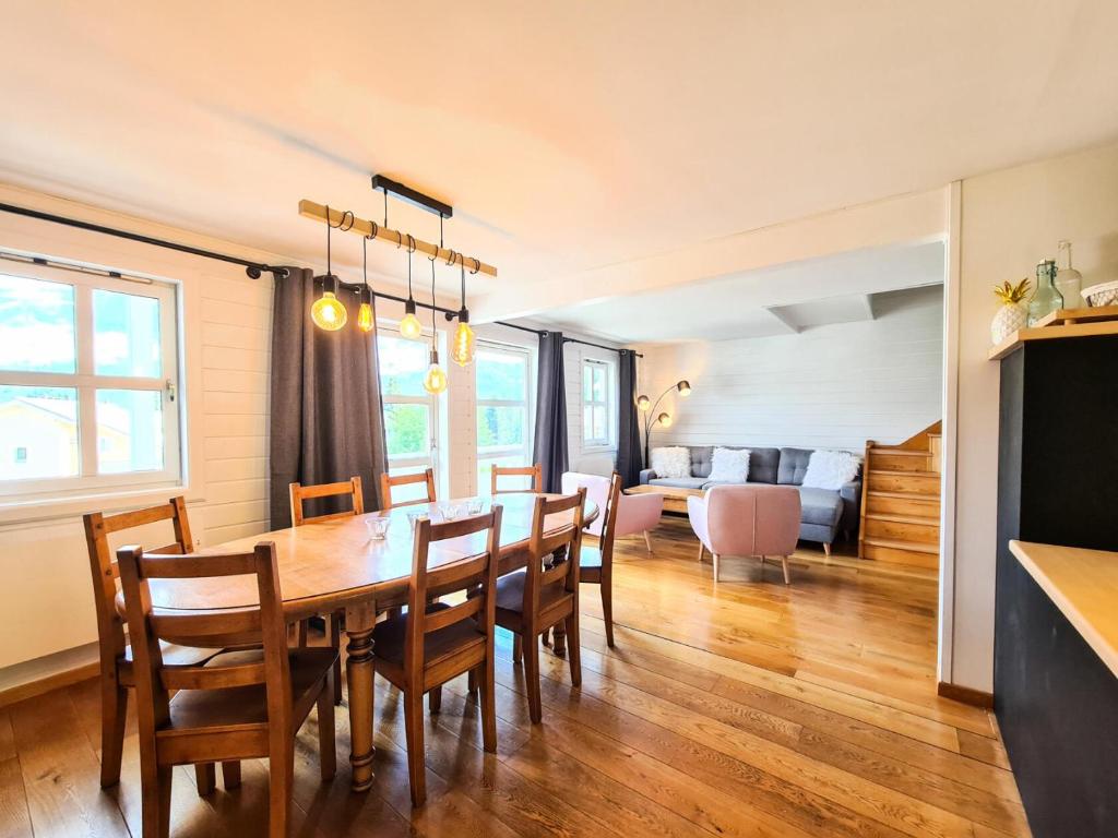 une salle à manger et un salon avec une table et des chaises dans l'établissement Résidence Hameau - Chalets pour 8 Personnes 59, à Flaine