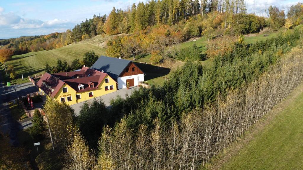 una vista aérea de una casa en una colina en Osada Ošíkov 