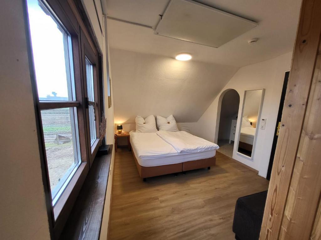 Habitación pequeña con cama y ventana en Messe- und Ferienwohnung am Ponyhof Nürnberg en Núremberg