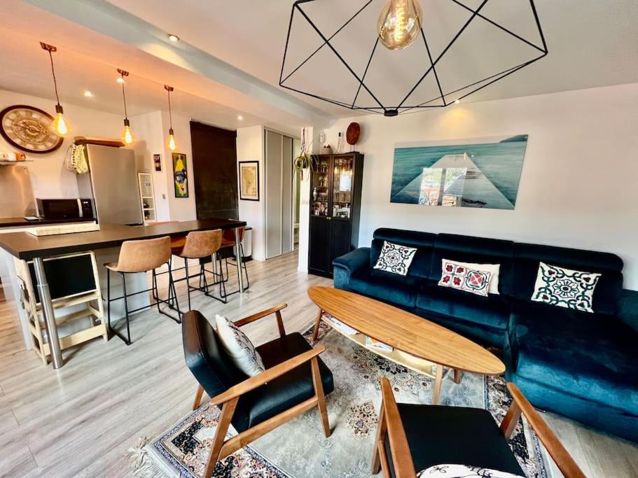 un salon avec un canapé bleu et une table dans l'établissement Villa Mia*, à Toulon