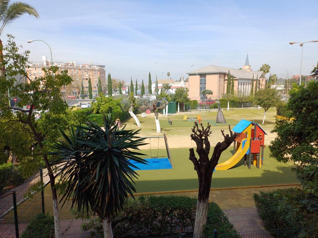 un parque con parque infantil en una ciudad en MATISSE, en Sevilla