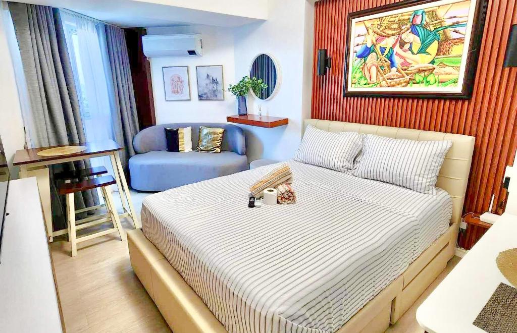 圣费尔南多Studio unit in San Fernando, The Hideaway的一间带床和椅子的小卧室