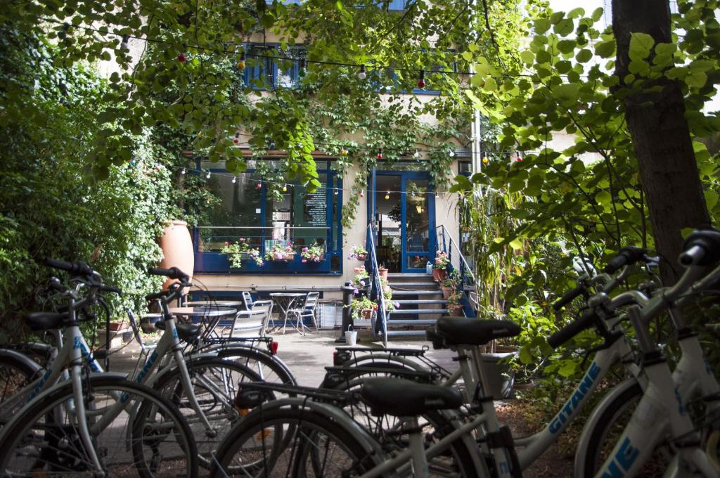 un montón de bicicletas estacionadas frente a un edificio en Solar Hotel en París