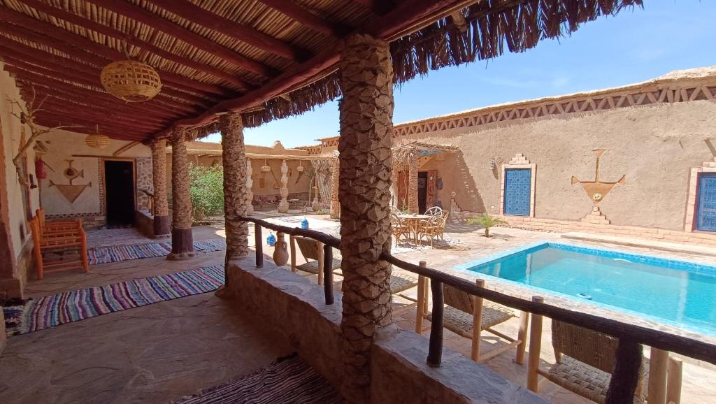 une terrasse avec une piscine dans une maison dans l'établissement kasbah luna del sur, à Erfoud
