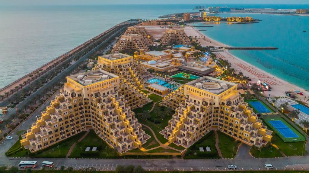 una vista aérea de un complejo en la playa en Nice 2 bedroom Al Marjan island near the beach, en Ras al Khaimah